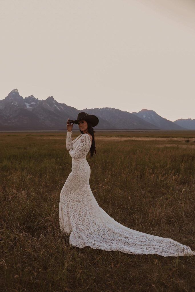 Lace Wedding Dresses Were Never Meant to Be Comfortable Lace Wedding Dresses Were Never Meant to Be Comfortable